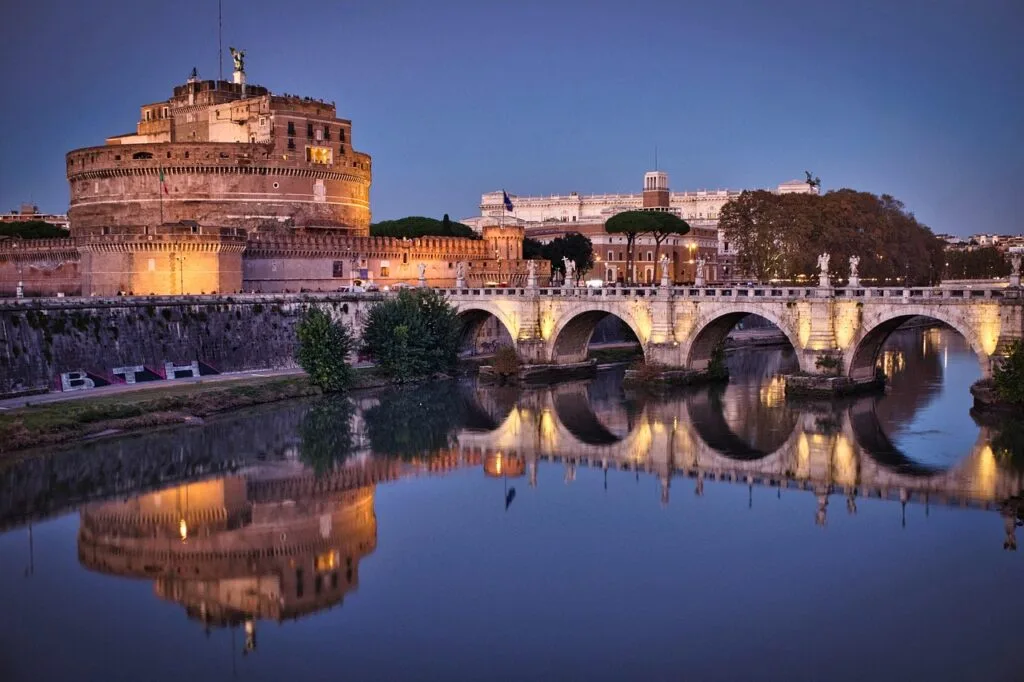 Le château Saint‑Angelo et le pont reflétés dans le Tibre à Rome