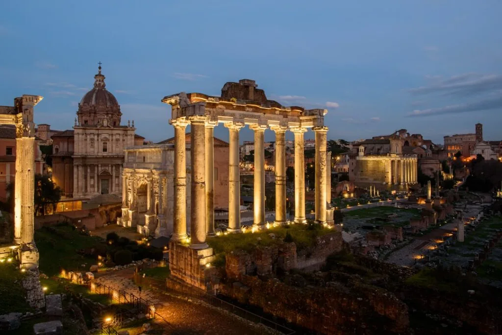 Colonnes éclairées du Forum Romain à Rome au crépuscule