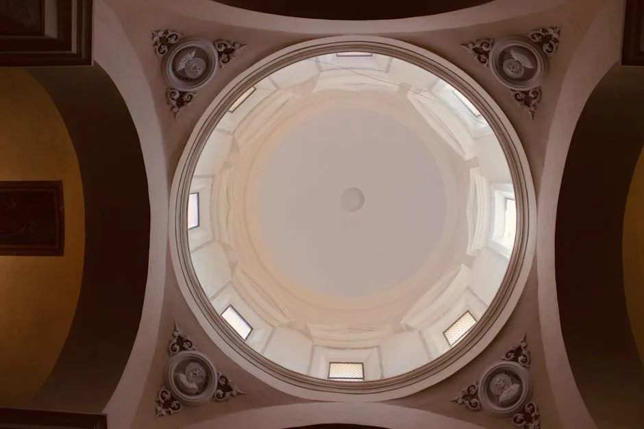 Coupole intérieure lumineuse d'une église baroque à Rome