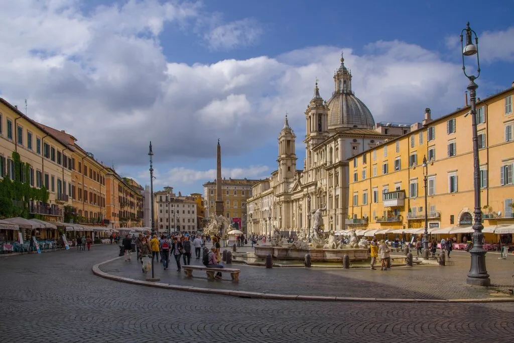 Piazza Navona à Rome, fontaines baroques et bâtiments colorés alentour
