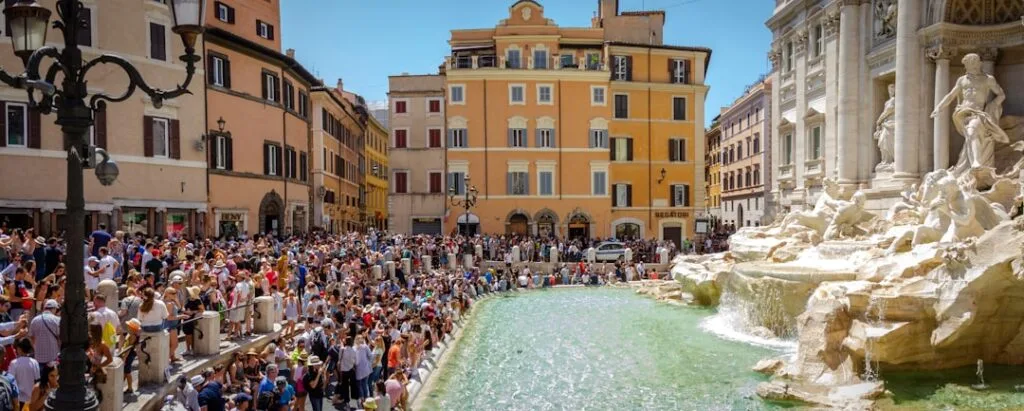 Fontaine de Trevi à Rome, bassin turquoise entouré d'une foule dense