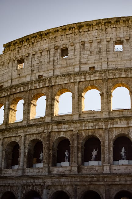 Façade du Colisée à Rome avec arches et statues dans les loggias