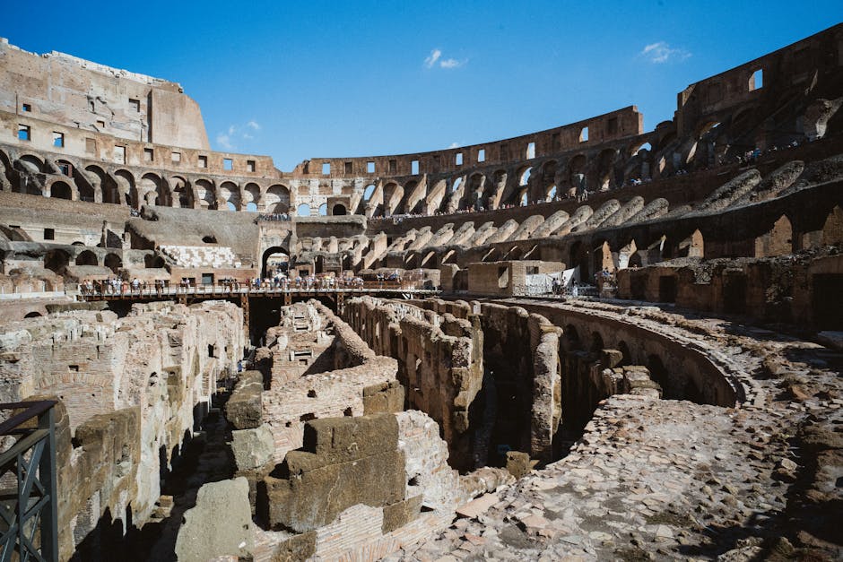 Intérieur du Colisée à Rome montrant l'arène et l'hypogée