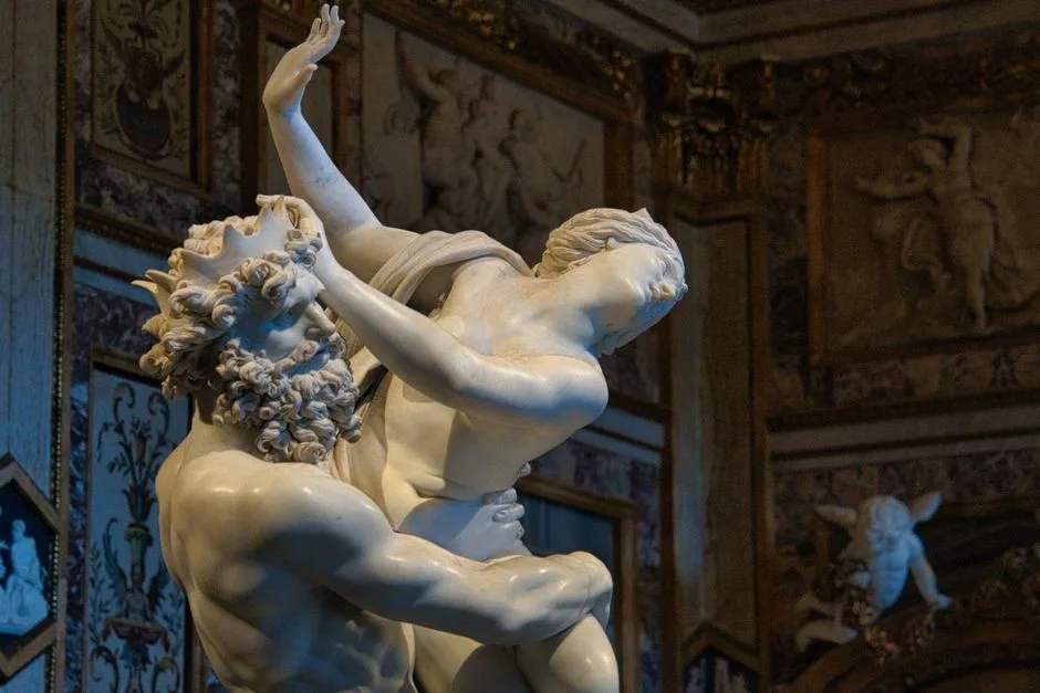 Sculpture baroque en marbre représentant un enlèvement, exposée dans un musée de Rome