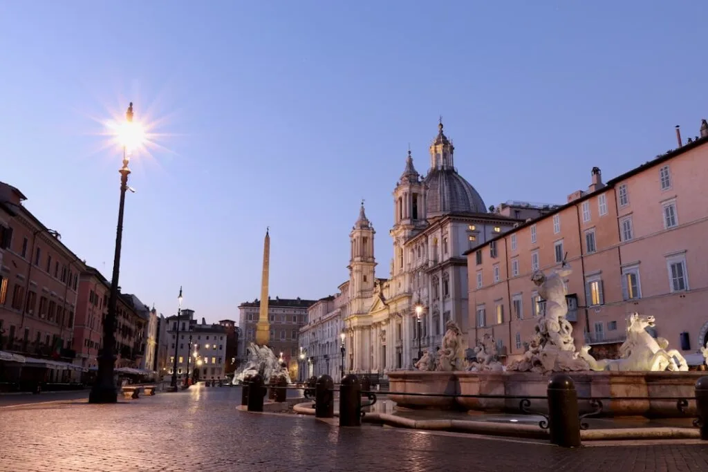Piazza Navona à Rome au crépuscule, fontaine et obélisque visibles