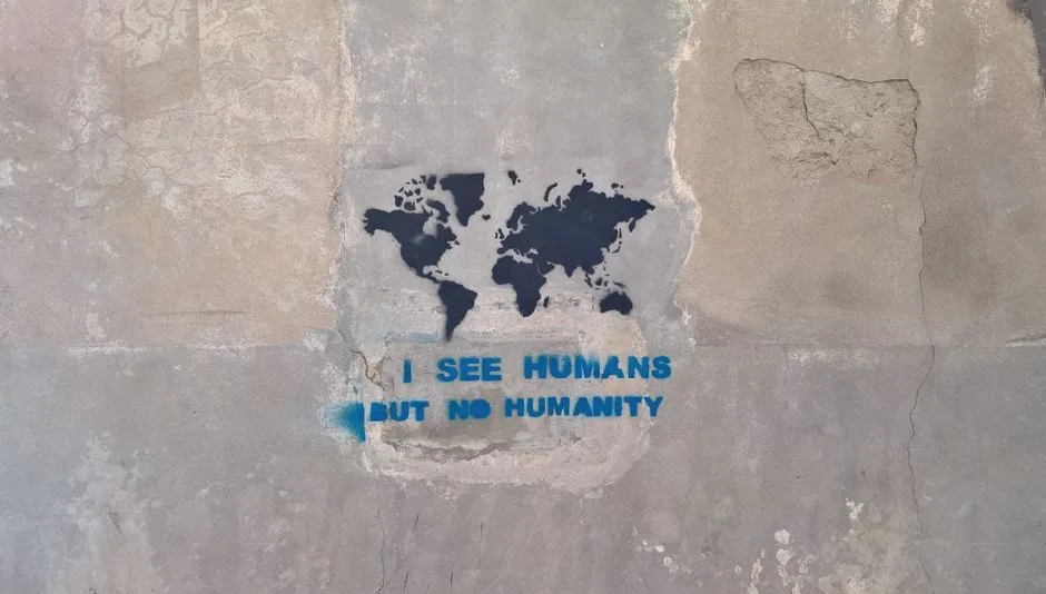 Pochoir carte du monde et texte bleu 'I SEE HUMANS' sur mur à Rome