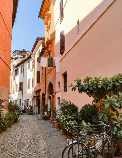 Ruette tranquille à Rome, linge suspendu et vélo contre le mur