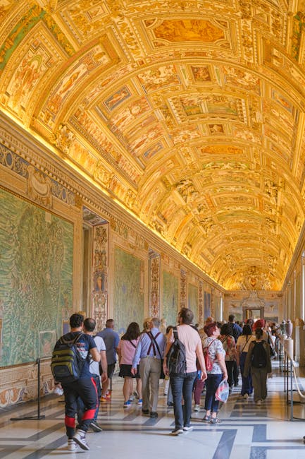 Couloir richement décoré des Musées du Vatican à Rome avec visiteurs