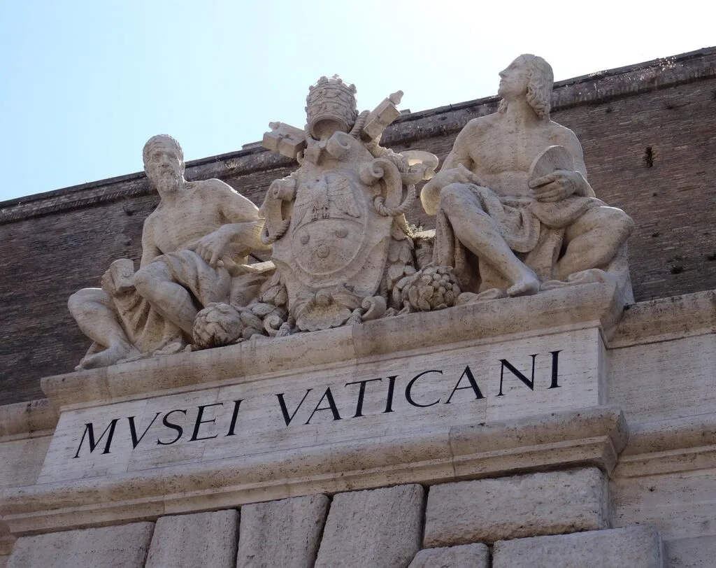 Entrée des Musées du Vatican à Rome avec sculptures et inscription