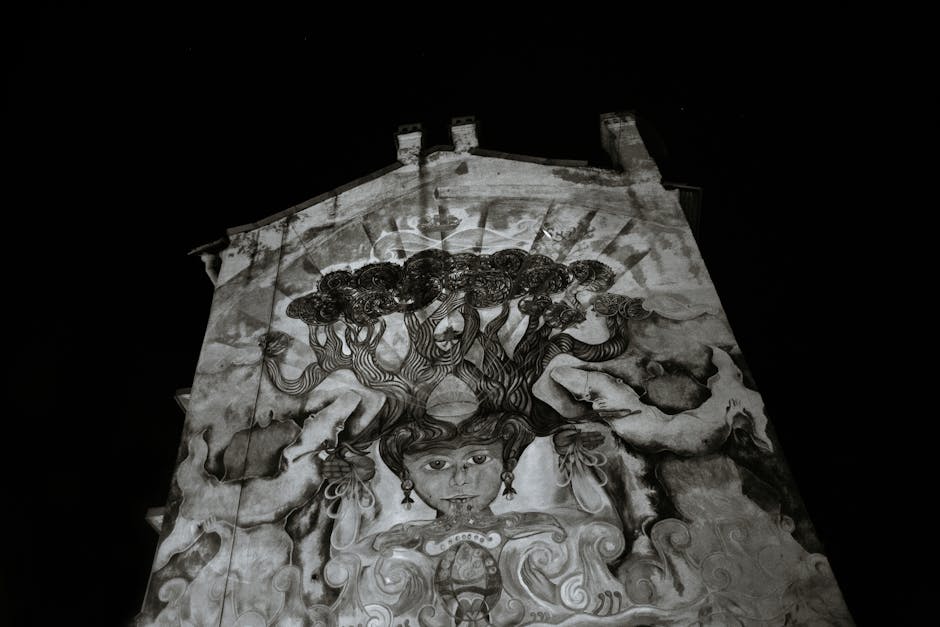 Façade nocturne peinte en noir et blanc avec visage et arbres, Rome