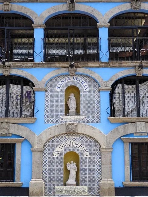 Façade bleue ornée de niches avec statues de Santa Cecilia, Rome.