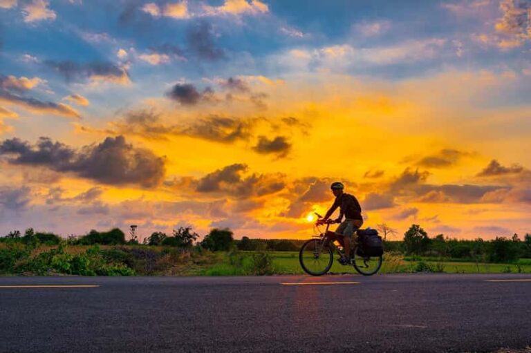 Balade à vélo électrique au coucher du soleil