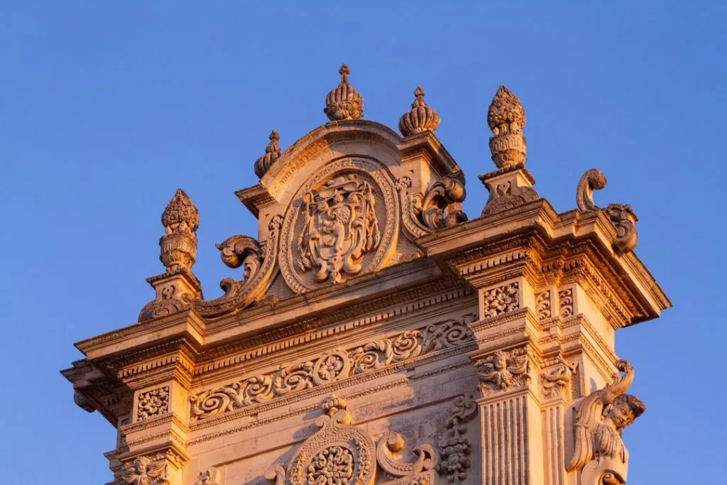Détails sculptés baroques couronnant une façade à Lecce au crépuscule