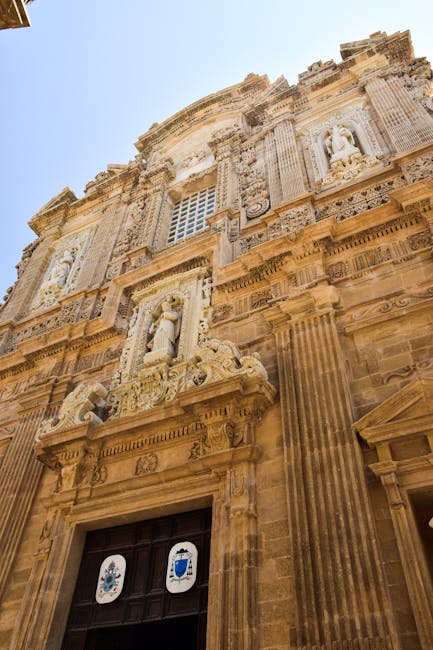 Façade baroque ornée de statues et de sculptures à Lecce