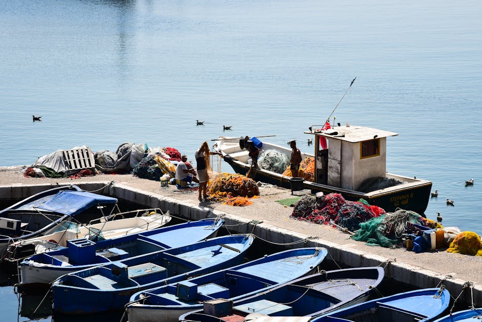 Blaue Boote und Fischer, die Netze im Hafen von Lecce reparieren