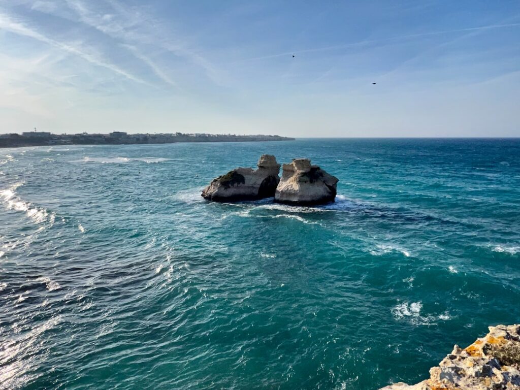 Scogliere calcaree e faraglioni di Torre dell'Orso