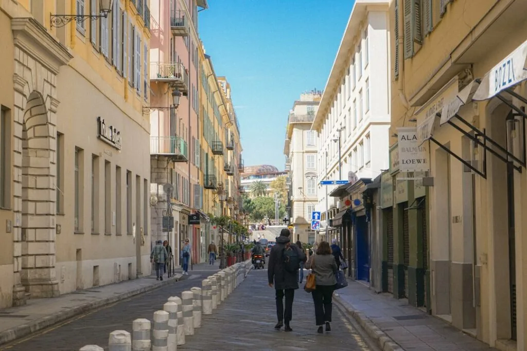 Couple walking down Via Vittorio Emanuele II