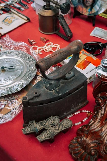 Fer à repasser ancien et bibelots posés sur table au marché de Turin