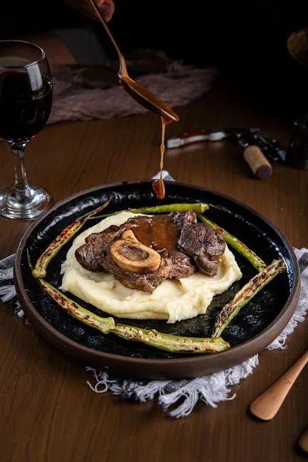 Osso buco servi sur purée, asperges et sauce versée, Turin
