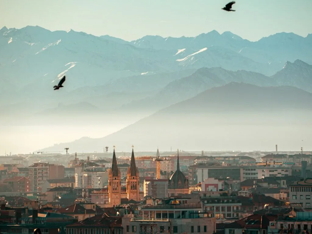 Vue panoramique de Turin avec clochers et Alpes enneigées en arrière-plan
