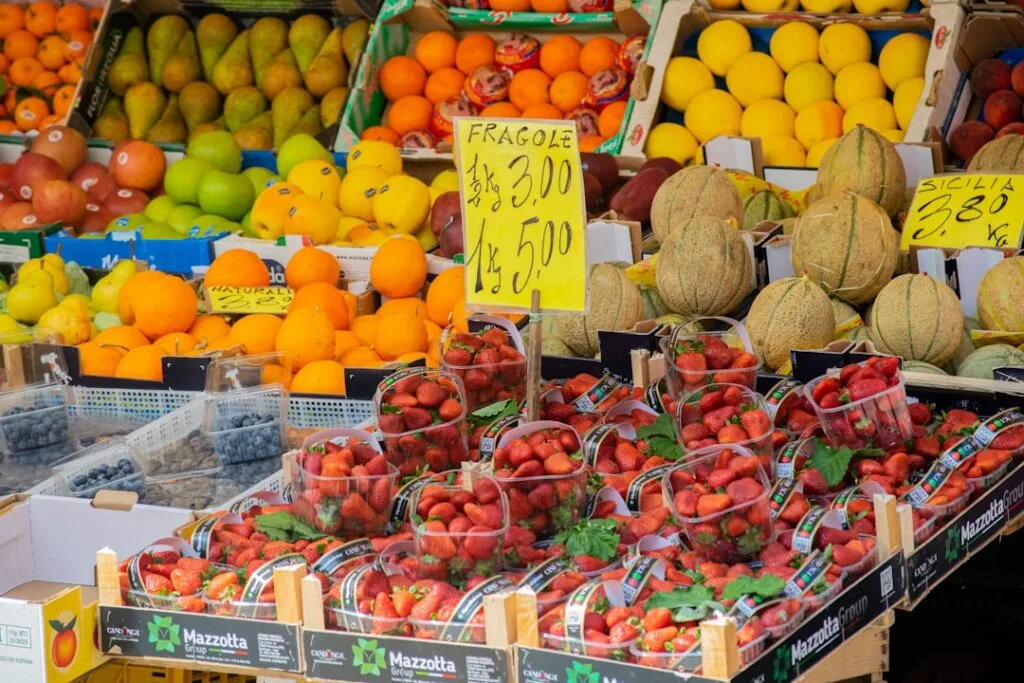 Barquettes de fraises et melons colorés au marché de Porta Palazzo, Turin