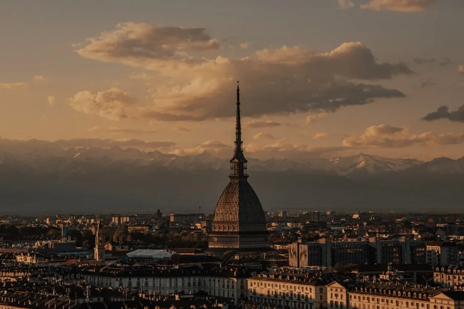 Mole Antonelliana dominant Turin au coucher de soleil, Alpes en toile de fond