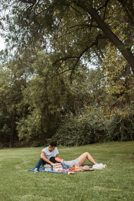 coppia in picnic sul lungofiume al Parco del Valentino
