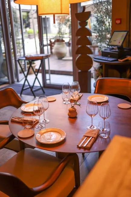 Table dressée d'un restaurant turinois, verres et assiettes prêts