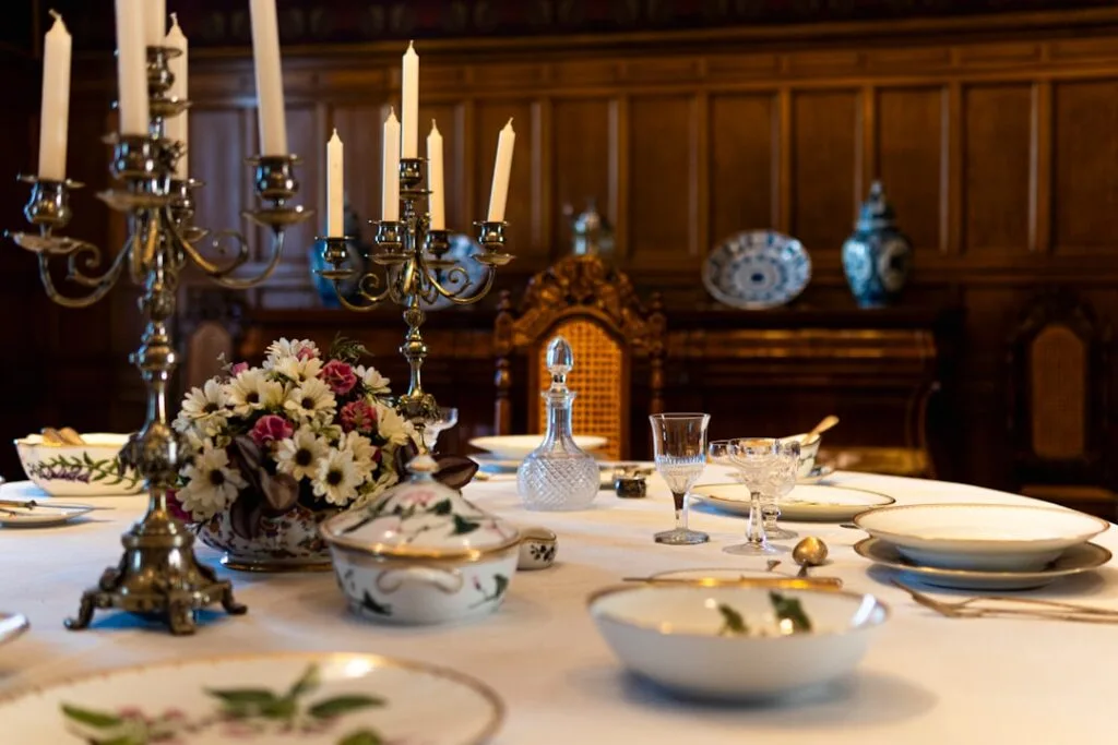 Table dressée avec chandelier et porcelaine dans une salle du Palazzo Reale, Turin.