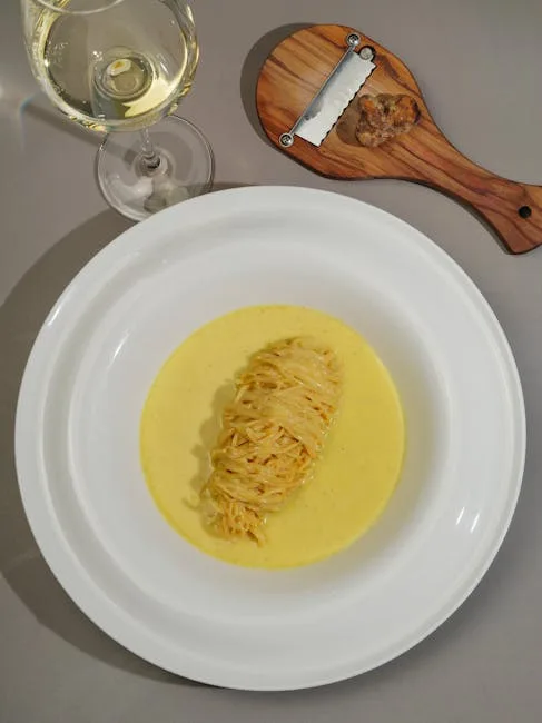 Assiette de nouilles en nid crémeux avec râpe à truffe, Turin