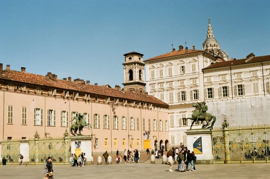 Piazza Castello à Turin avec statues équestres devant le palais.