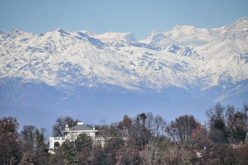 Massif alpin enneigé visible depuis les collines près de Turin.