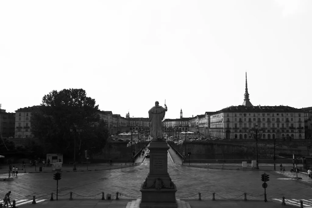 Statue sur la rive faisant face à la Mole Antonelliana, Turin