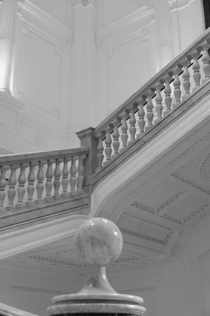Rampe d'escalier en marbre et balustres du Palazzo Reale.
