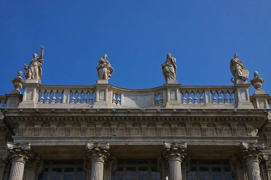 Statues en pierre sur balustrade du Palazzo Reale de Turin.