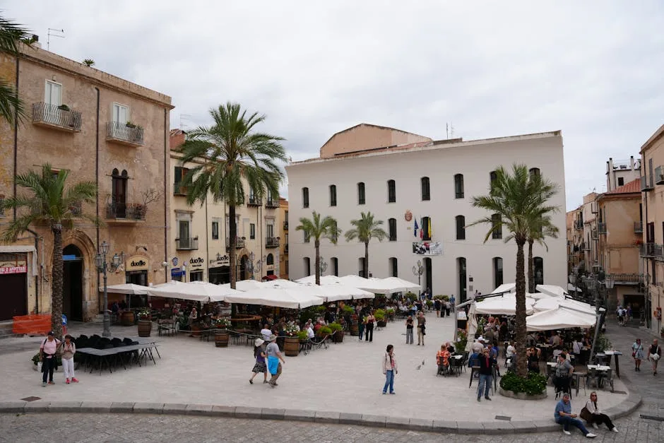 Place piétonne animée avec terrasses et palmiers sous parasols
