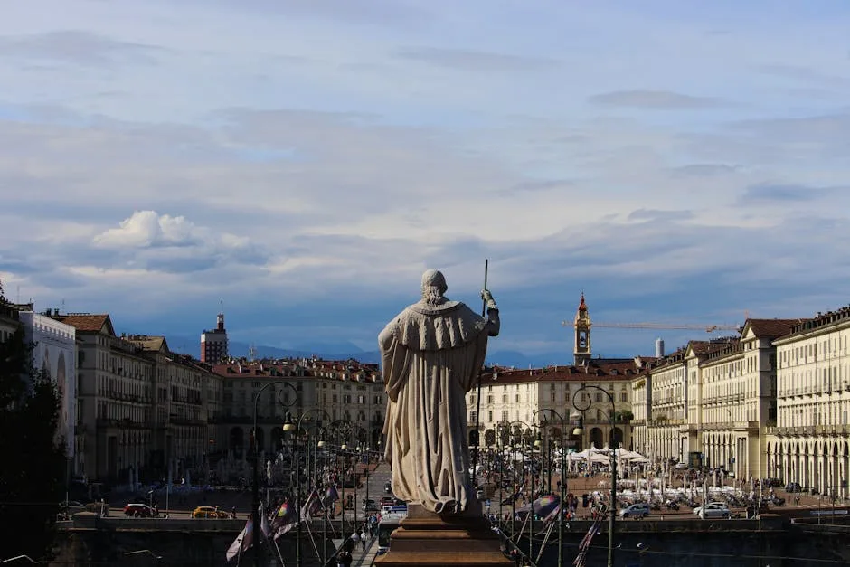 Statue vue de dos surplombant la Piazza Vittorio à Turin