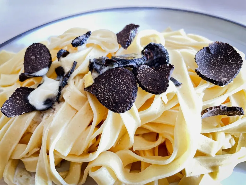 Pâtes fraîches garnies de fines tranches de truffe noire d'Alba
