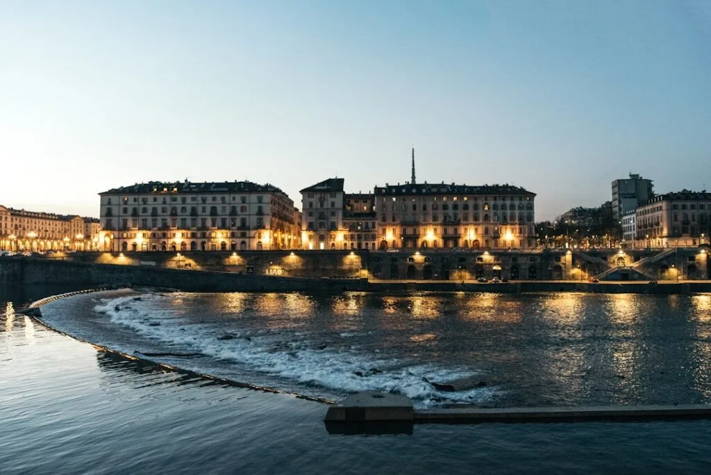 Berges du Po et Murazzi illuminés à Turin au crépuscule