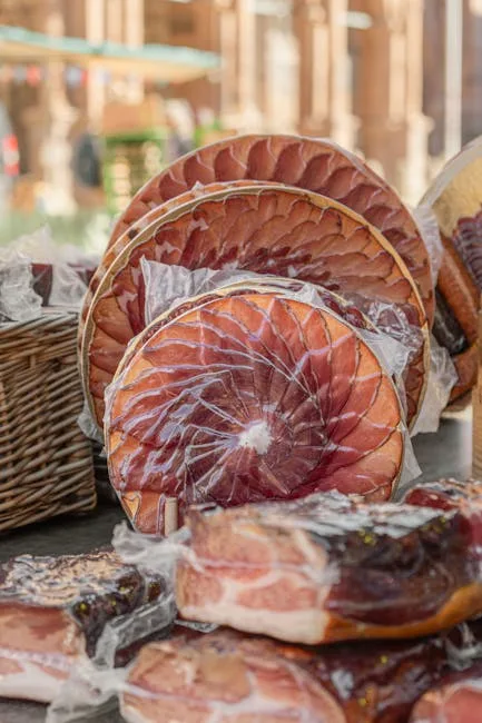 Rondelles de jambon séché en éventail sur un étal turinois