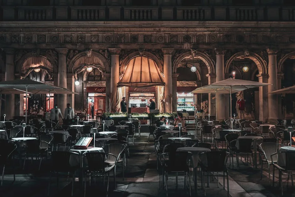 Terrasse de café éclairée sous les arcades historiques de Turin