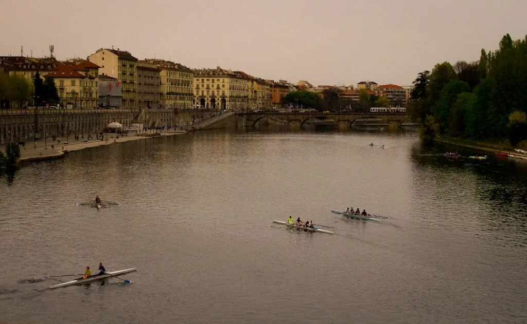 Aviron sur le fleuve Po devant les façades historiques de Turin