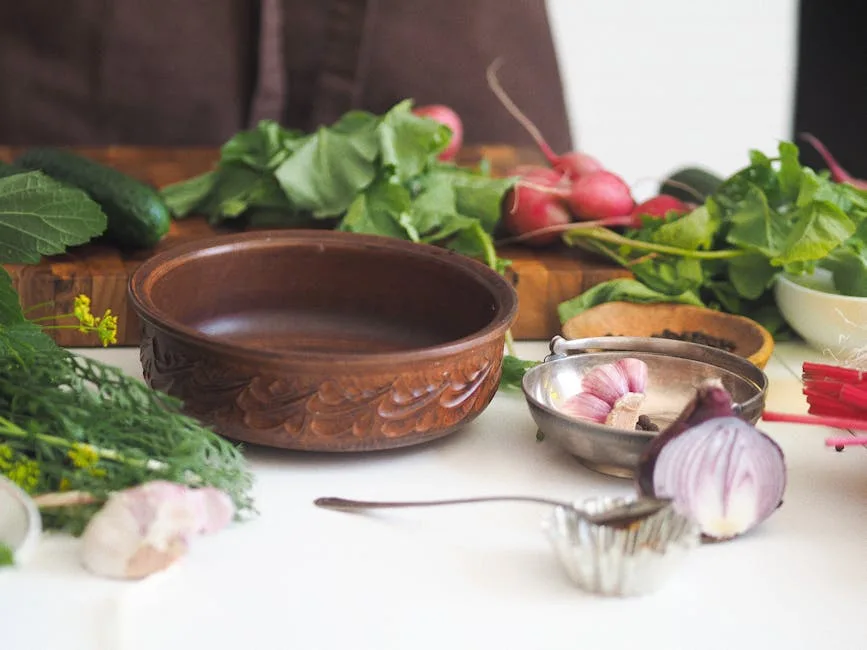 Bol en terre et herbes fraîches, ambiance cuisine piémontaise