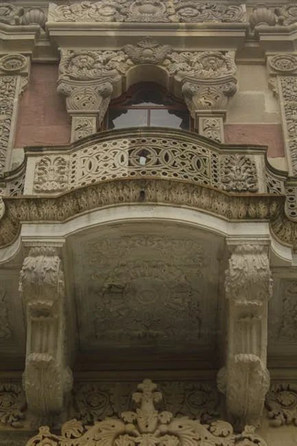 Détail de balcon sculpté avec consoles et motifs décoratifs à Turin