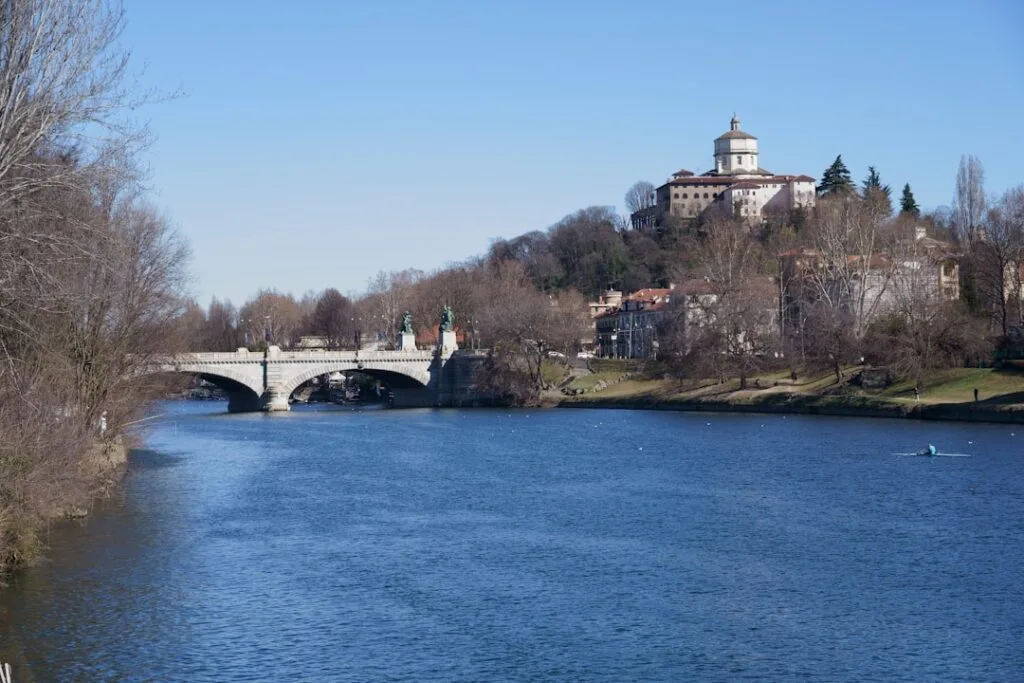 Le Po à Turin, pont en pierre et rameur solitaire sur l'eau