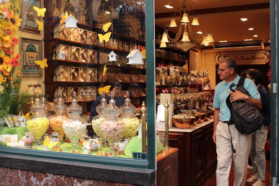 Vetrina della cioccolateria Caffarel con gianduiotti e confezioni tipiche