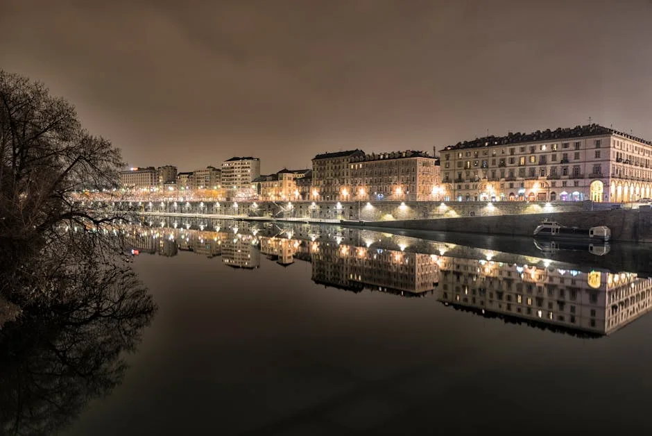 Quais illuminés de Turin la nuit, reflets lumineux dans le Po