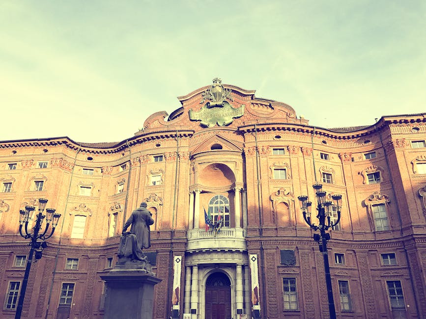 Luce serale su Piazza Carlo Alberto con la facciata del Palazzo Carignano
