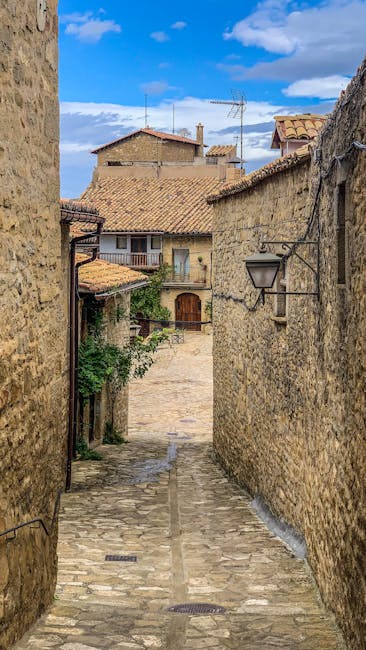 Ruelle pavée du Borgo Medievale à Turin, murs de pierre et lampadaire