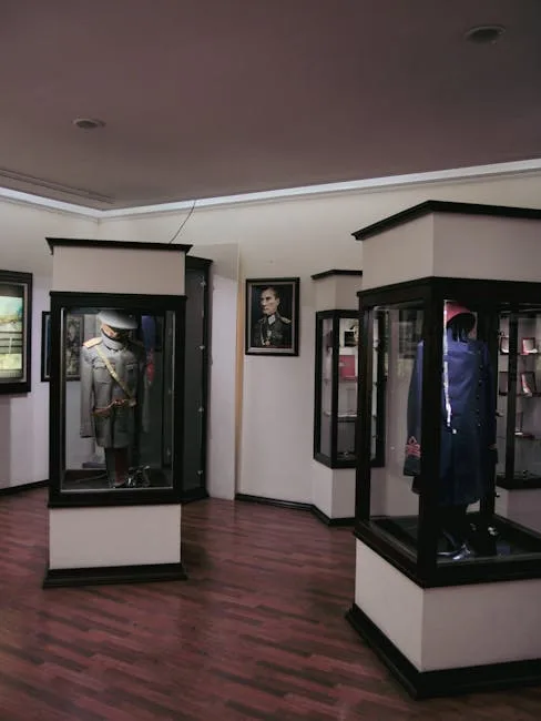 Vitrines exposant uniformes historiques dans un musée du Palazzo, Turin